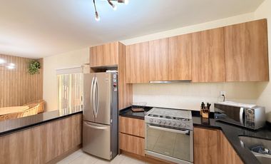 Casa en Venta de 4 habitaciones frente a parque, Alta California