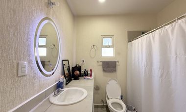Casa en Venta de 4 habitaciones frente a parque, Alta California