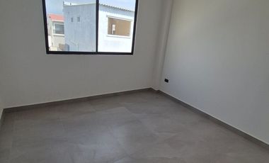 Casa en Venta en Samborondon, 3 Habitaciones, 3 Baños, Patio, Garaje, Nueva a Estrenar, Piscina, Parques. Via Salitre