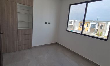 Casa en Venta en Samborondon, 3 Habitaciones, 3 Baños, Patio, Garaje, Nueva a Estrenar, Piscina, Parques. Via Salitre