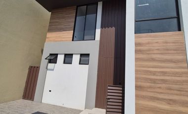 Casa en Venta en Samborondon, 3 Habitaciones, 3 Baños, Patio, Garaje, Nueva a Estrenar, Piscina, Parques. Via Salitre