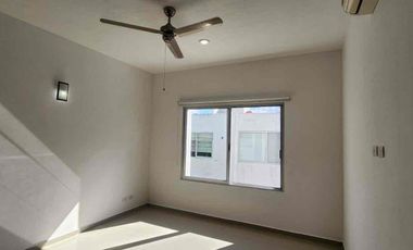 EN RENTA AMPLIA CASA DE 3 RECÁMARAS MÁS ESTUDIO, UBICADA EN RESIDENCIAL PALMARIS CANCÚN, QUINTANA ROO.