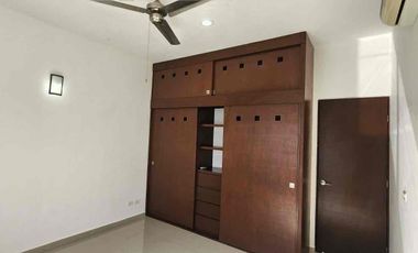 EN RENTA AMPLIA CASA DE 3 RECÁMARAS MÁS ESTUDIO, UBICADA EN RESIDENCIAL PALMARIS CANCÚN, QUINTANA ROO.