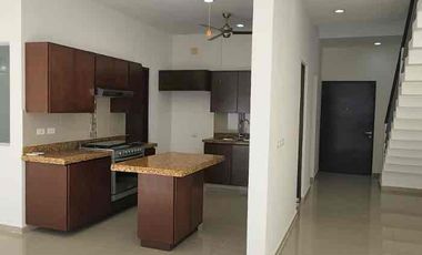EN RENTA AMPLIA CASA DE 3 RECÁMARAS MÁS ESTUDIO, UBICADA EN RESIDENCIAL PALMARIS CANCÚN, QUINTANA ROO.