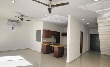 EN RENTA AMPLIA CASA DE 3 RECÁMARAS MÁS ESTUDIO, UBICADA EN RESIDENCIAL PALMARIS CANCÚN, QUINTANA ROO.