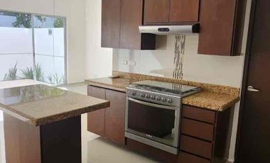 EN RENTA AMPLIA CASA DE 3 RECÁMARAS MÁS ESTUDIO, UBICADA EN RESIDENCIAL PALMARIS CANCÚN, QUINTANA ROO.