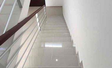 EN RENTA AMPLIA CASA DE 3 RECÁMARAS MÁS ESTUDIO, UBICADA EN RESIDENCIAL PALMARIS CANCÚN, QUINTANA ROO.