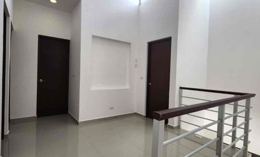 EN RENTA AMPLIA CASA DE 3 RECÁMARAS MÁS ESTUDIO, UBICADA EN RESIDENCIAL PALMARIS CANCÚN, QUINTANA ROO.