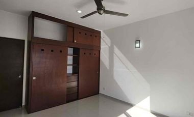 EN RENTA AMPLIA CASA DE 3 RECÁMARAS MÁS ESTUDIO, UBICADA EN RESIDENCIAL PALMARIS CANCÚN, QUINTANA ROO.