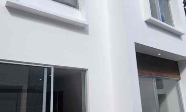 EN RENTA AMPLIA CASA DE 3 RECÁMARAS MÁS ESTUDIO, UBICADA EN RESIDENCIAL PALMARIS CANCÚN, QUINTANA ROO.