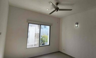 EN RENTA AMPLIA CASA DE 3 RECÁMARAS MÁS ESTUDIO, UBICADA EN RESIDENCIAL PALMARIS CANCÚN, QUINTANA ROO.