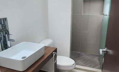 EN RENTA AMPLIA CASA DE 3 RECÁMARAS MÁS ESTUDIO, UBICADA EN RESIDENCIAL PALMARIS CANCÚN, QUINTANA ROO.