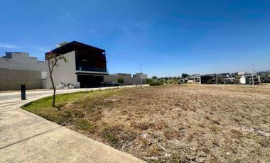 Terreno en venta en Valle Imperial frente a casa club