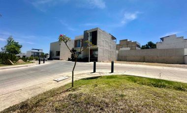 Terreno en venta en Valle Imperial frente a casa club