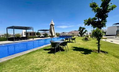 Terreno en venta en Valle Imperial frente a casa club