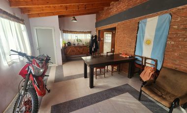 Vendo casa en zona San Cayetano de dos planta ,amplio terreno