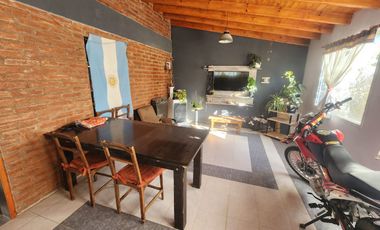 Vendo casa en zona San Cayetano de dos planta ,amplio terreno
