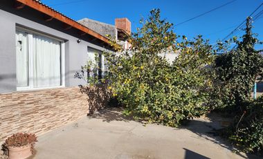 Vendo casa en zona San Cayetano de dos planta ,amplio terreno