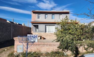 Vendo casa en zona San Cayetano de dos planta ,amplio terreno