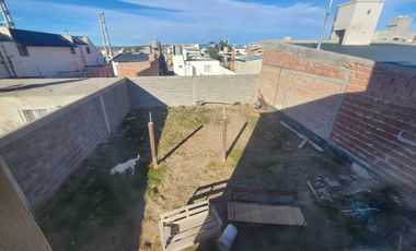 Vendo casa en zona San Cayetano de dos planta ,amplio terreno