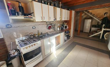 Vendo casa en zona San Cayetano de dos planta ,amplio terreno