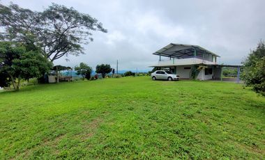 SE ARRIENDA FINCA COMERCIAL EN VIA ALTAGRACIA.