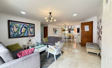 Apartamento con balcón para la venta en Laureles