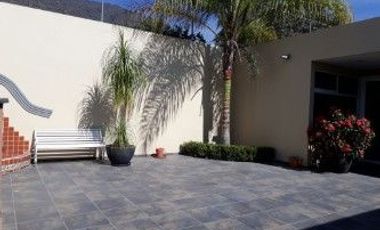 CLINICA EN VENTA EN JOCOTEPEC CENTRO, EN ESQUINA CON EQUIPO QUIRURGICO, CAMAS, ETC