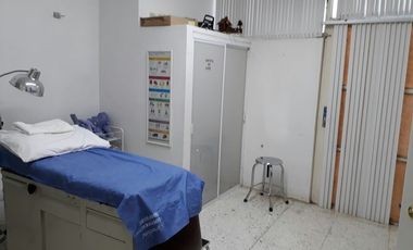 CLINICA EN VENTA EN JOCOTEPEC CENTRO, EN ESQUINA CON EQUIPO QUIRURGICO, CAMAS, ETC