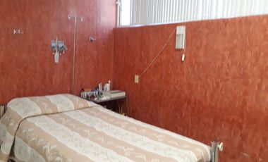 CLINICA EN VENTA EN JOCOTEPEC CENTRO, EN ESQUINA CON EQUIPO QUIRURGICO, CAMAS, ETC