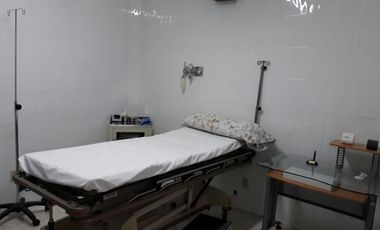 CLINICA EN VENTA EN JOCOTEPEC CENTRO, EN ESQUINA CON EQUIPO QUIRURGICO, CAMAS, ETC