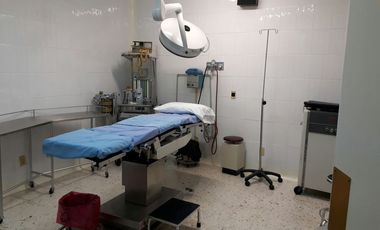 CLINICA EN VENTA EN JOCOTEPEC CENTRO, EN ESQUINA CON EQUIPO QUIRURGICO, CAMAS, ETC