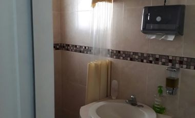 CLINICA EN VENTA EN JOCOTEPEC CENTRO, EN ESQUINA CON EQUIPO QUIRURGICO, CAMAS, ETC