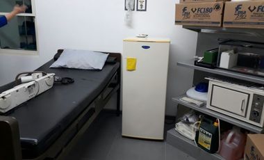 CLINICA EN VENTA EN JOCOTEPEC CENTRO, EN ESQUINA CON EQUIPO QUIRURGICO, CAMAS, ETC