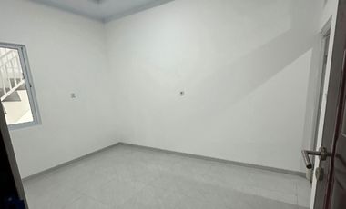 Dijual Rumah di Duri Kepa 3 Lantai Bebas Banjir Hadap Selatan Brand new Row Jalan 3 Mobil
