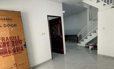 Dijual Rumah di Duri Kepa 3 Lantai Bebas Banjir Hadap Selatan Brand new Row Jalan 3 Mobil