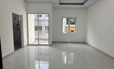 Dijual Rumah di Duri Kepa 3 Lantai Bebas Banjir Hadap Selatan Brand new Row Jalan 3 Mobil