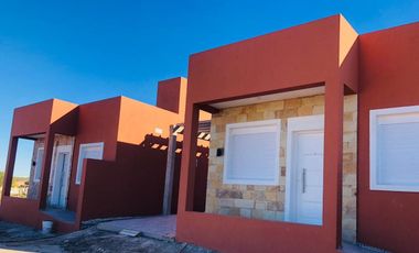 Vendo Casa en PH a Estrenar. Barrio Cerrado (sin Expensas). Dos Dormitorios. Entrada Para Vehículo. Patio. Parrilla.Una Sola Planta. Se Entrega Amueba