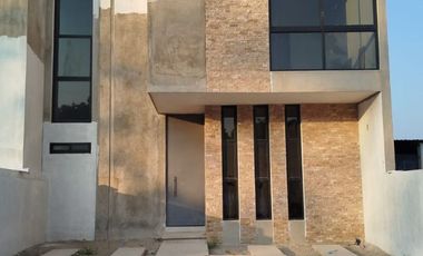 Se vende casa en Comala 3 recamaras 3 baños, cerca de carretera y andador parota.