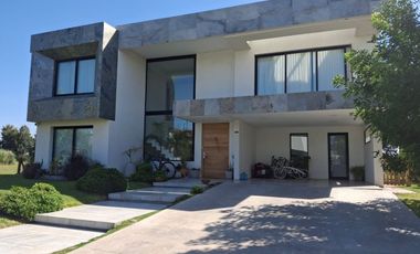 Venta Terralagos Casa 6 ambientes Canning