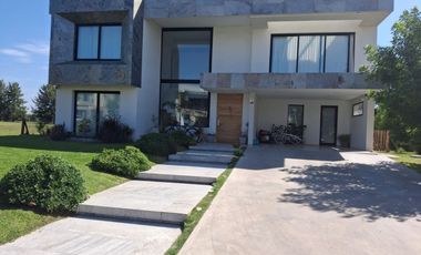 Venta Terralagos Casa 6 ambientes Canning
