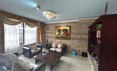 Casa esquinera en Urbanización Banco de Fomento