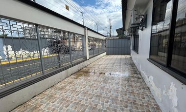 Casa esquinera en Urbanización Banco de Fomento
