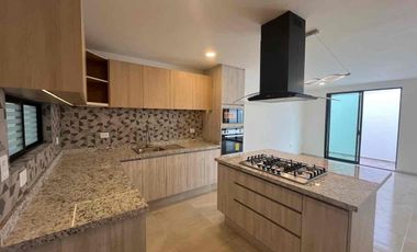 Casa en Venta en Cuautlancingo, 3 recámaras, Jardín, Roof Garden y Casa Club con Alberca