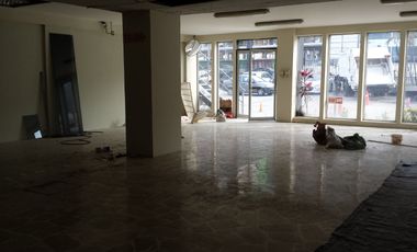 En alquiler local comercial u oficina dentro de complejo comercial con vitrina a la Av. Carlos Julio Arosemena