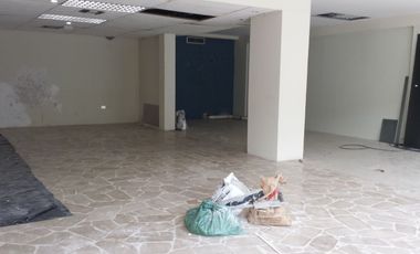 En alquiler local comercial u oficina dentro de complejo comercial con vitrina a la Av. Carlos Julio Arosemena