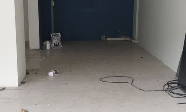 En alquiler local comercial u oficina dentro de complejo comercial con vitrina a la Av. Carlos Julio Arosemena