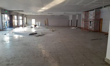 En alquiler local comercial tipo bodega al pie de la Av. Carlos Julio Arosemena