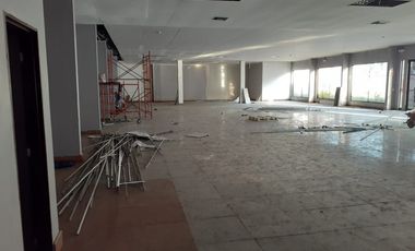 En alquiler local comercial tipo bodega al pie de la Av. Carlos Julio Arosemena