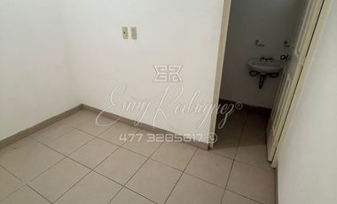 CASA EN RENTA EN LA MARINA. León,Gto; VISTA A LA PRESA, JARDÍN AMPLIO, 3 REC. CON BAÑO, CLUB CON ALBERCA